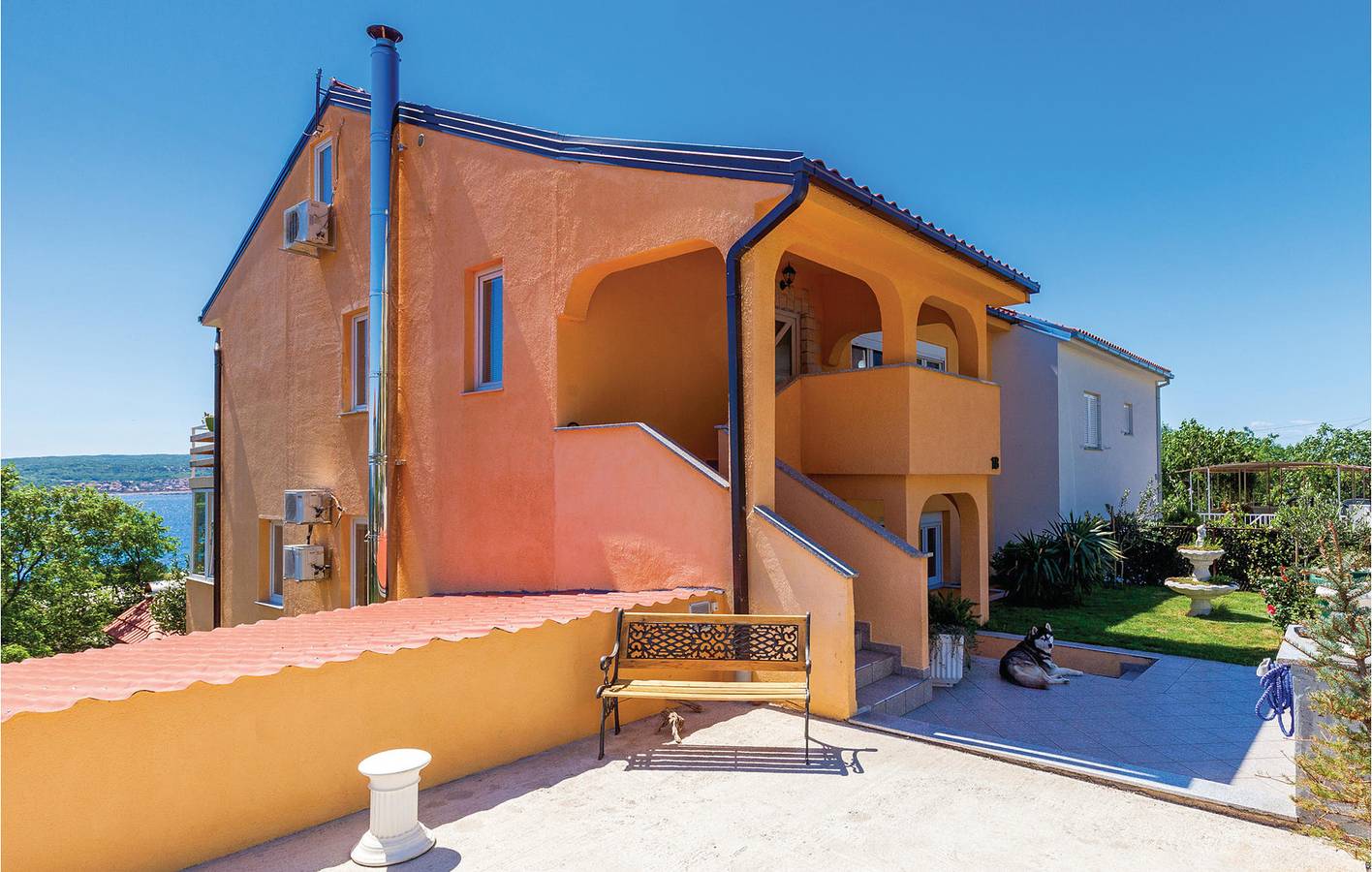 Ganze Ferienwohnung, Gemütliches Apartment mit Meerblick, WLAN, Terrasse und Parkplatz – 1 km vom Strand entfernt in Crikvenica, Primorje-Gorski Kotar