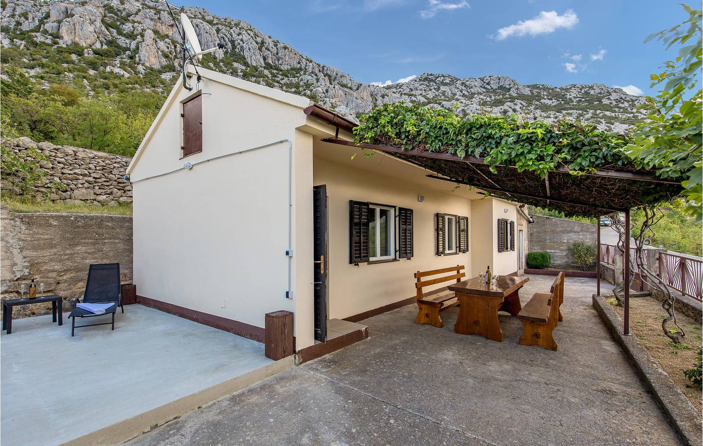 Gemütliche Ferienwohnung in Strandnähe mit WLAN, Klimaanlage und Terrasse in Jablanac, Naturpark Velebit