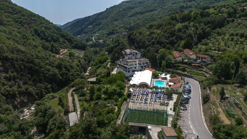 Hotel for 4 people, with pool and garden as well as children pool - 1