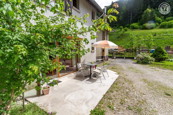 Gîte pour 4 personnes, avec terrasse et jardin en Savoie