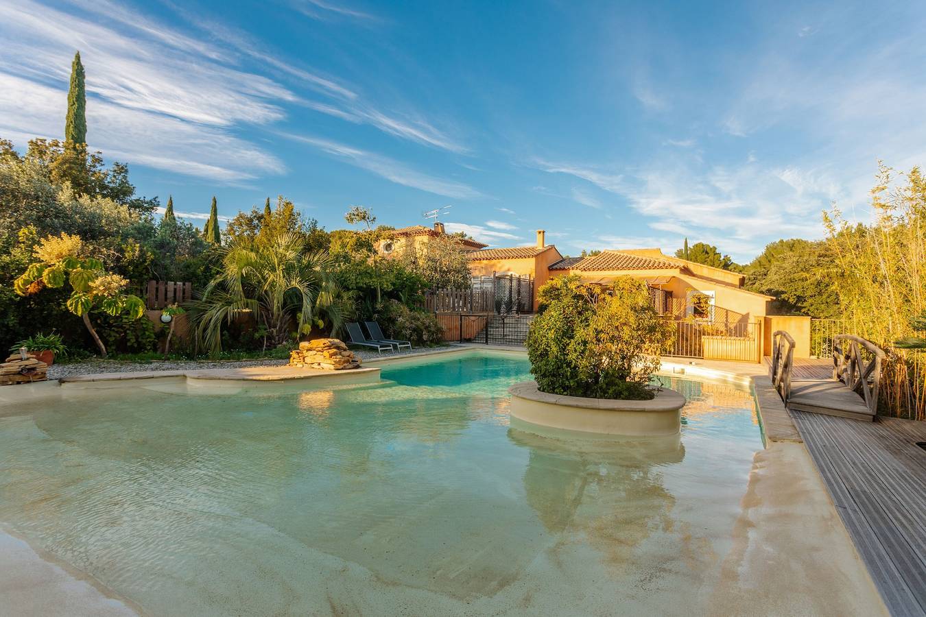 Apartamento entero, Le Mas des Bouteillans « La Treille »: vistas al mar, Wi-Fi y aire acondicionado in La Cadière-d'Azur, Region de Toulon