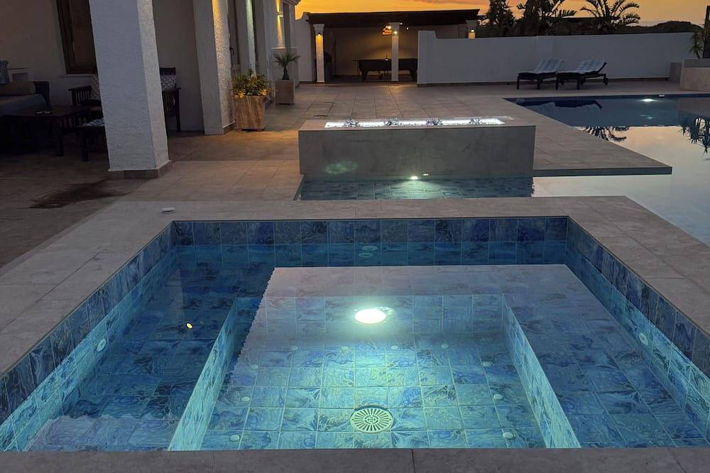 Luxuriöse Villa mit 5 Betten, 3 Bädern, separatem Infinity-Pool / Whirlpool und Spielbereich. in Bédar, Cordillera Penibética