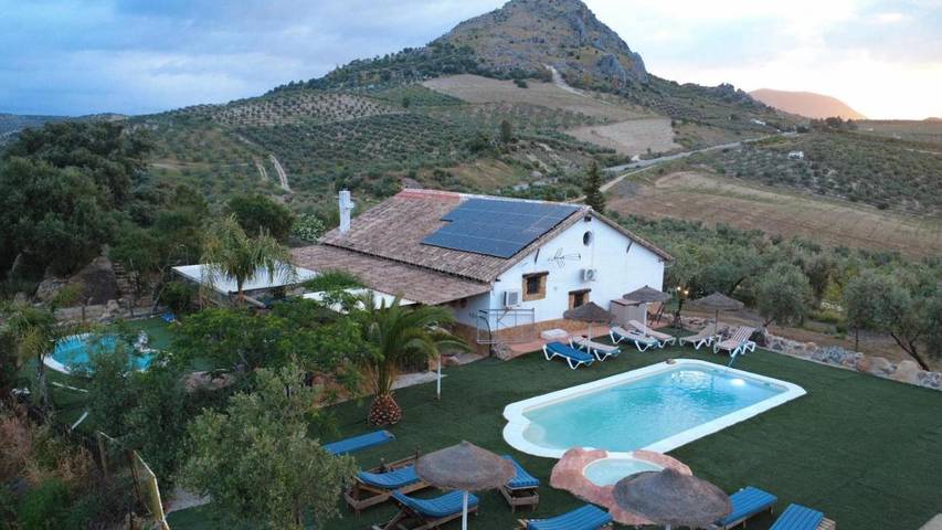 Location de vacances pour 20 personnes, avec Piscine à Pruna