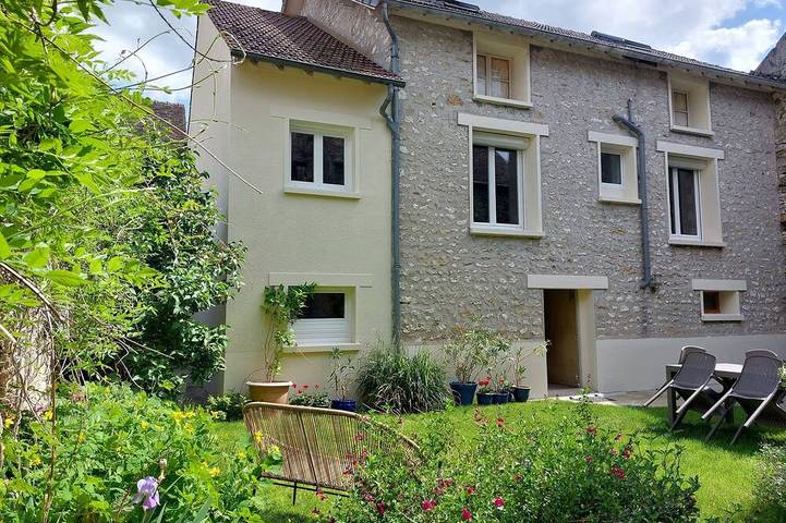 Gîte pour 12 personnes, avec balcon et jardin, animaux acceptés à Dannemois