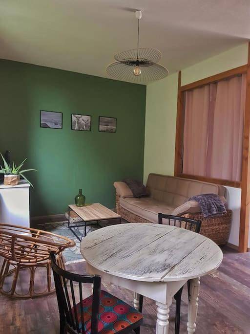 Gîte pour 3 personnes, avec Terrasse et Jardin à Limeyrat