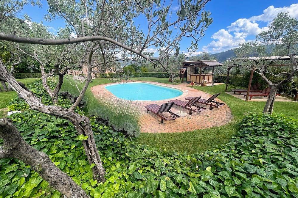 Spoleto Tranquilita + Pool. Sleeps 20, Wifi. Extensive Private Grounds in Spoleto, Perugia Province