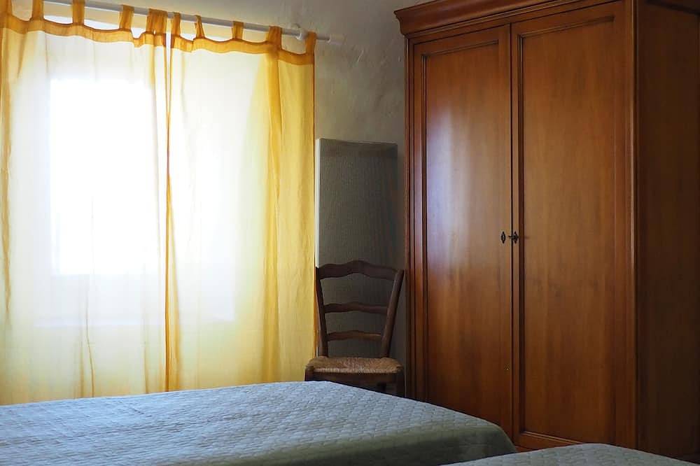 Village house, in local stone - in a listed village, quiet with courtyard. in Lussan, Nimes und Umgebung
