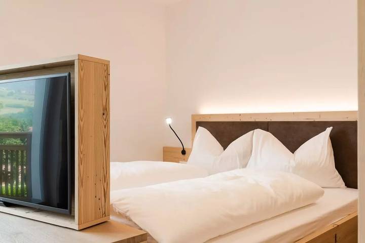Hel lejlighed, Holiday Apartment 'Natur Suite Edelweisshof Ferdi' with Mountain View, Garden & Wi-Fi in Gufidaun, Klausen