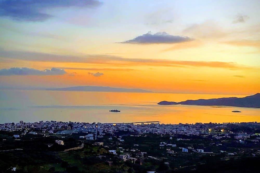 Panoramablick auf das Meer Traditionelle griechische Bergvilla mit üppigem Garten und Pool in Euböa