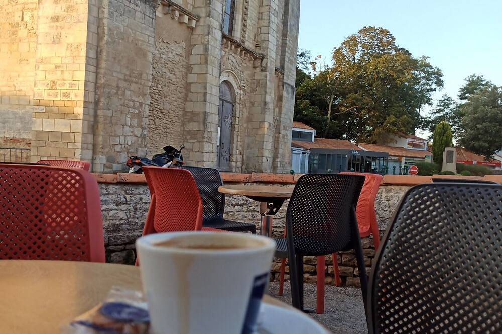 Maison Ancienne Avec 1 Chambre et son Petit Jardin, Plein Centre D'angles in Angles, Vendée