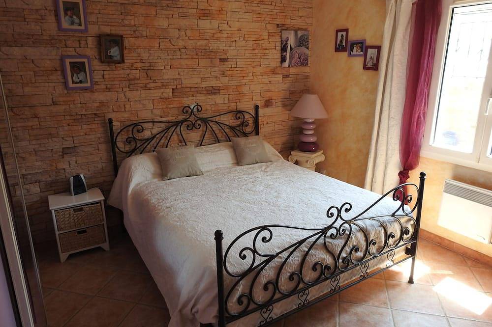 Villa with secure pool, beaches and Calanques, near Cassis (6 pers max) in Ceyreste, Marseille region