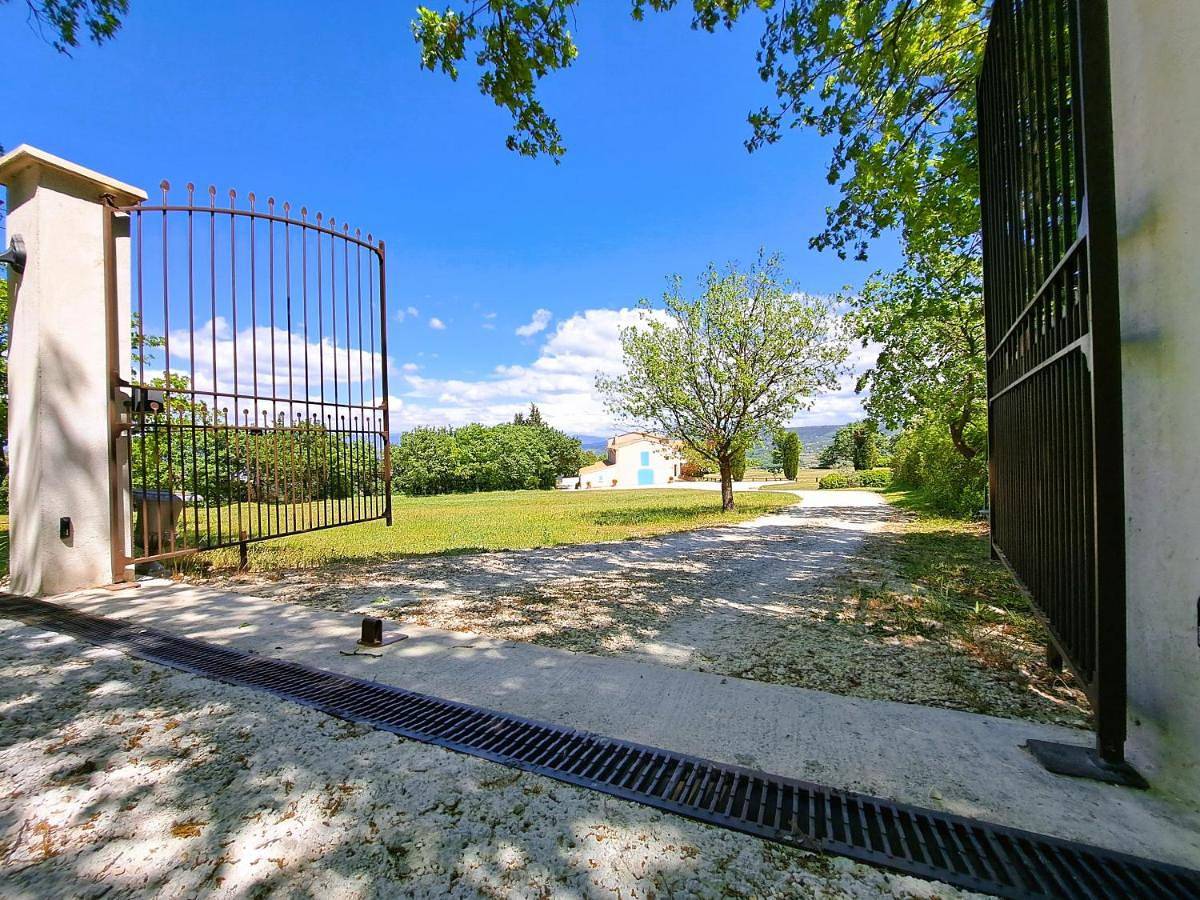Double or Twin Room with Private Bathroom in Lacoste, Parc naturel régional du Luberon