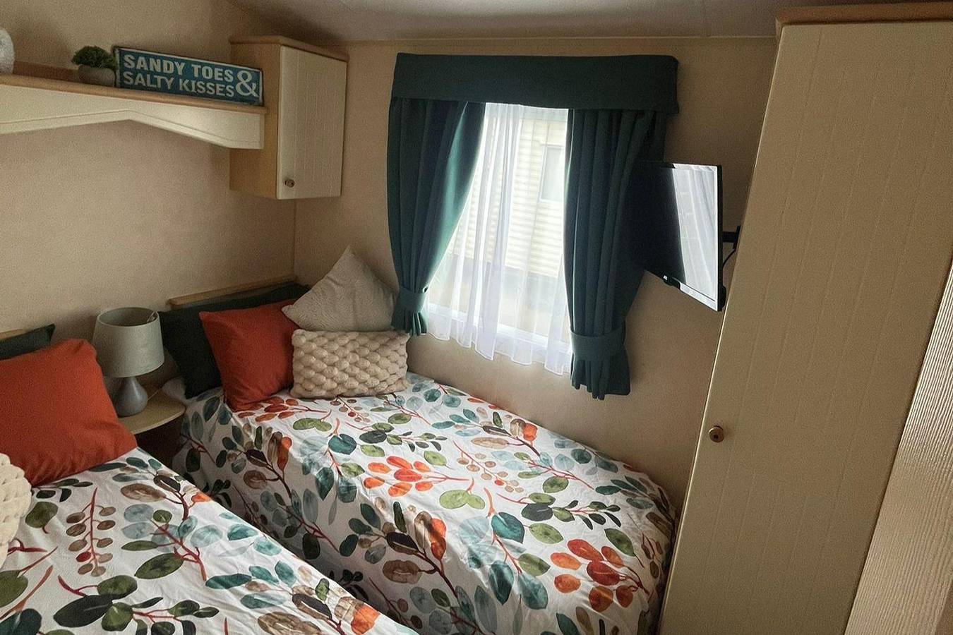 2 Bedroom Caravan - Sleeps 6 - Parking, Seaside in Towyn, Conwy und Umgebung