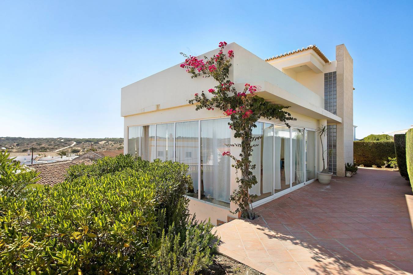 "Villa Carrapateira" con vista sulle montagne, Wi-Fi, giardino e terrazza; Pet-Friendly in Bordeira, Parco naturale del sud-ovest dell'Alentejo e della Costa Vicentina