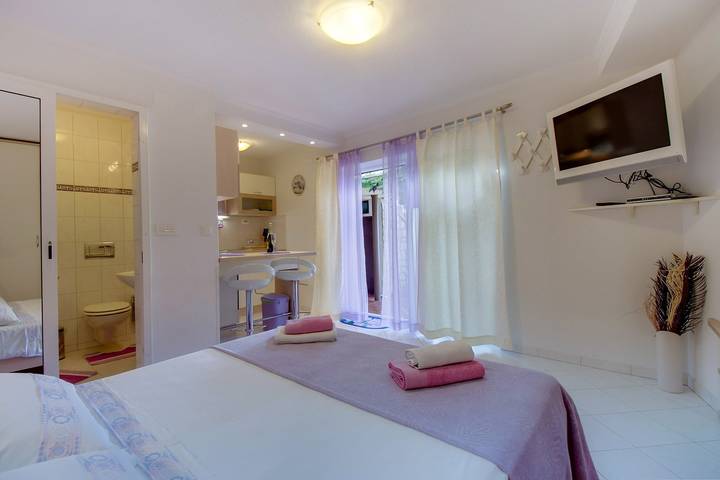 Ganze Wohnung, Das Apartment Sandra 2 befindet sich in der Gegend von Malin, Mali Lošinj. Geeignet für 2 Personen, im Erdgeschoss, bestehend aus: Schlafzimmer, Küche, Badezimmer mit Dusche und Terrasse. in Mali Lošinj, Lošinj (Kvarner Bucht)