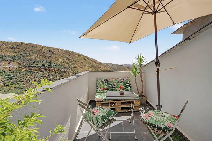 Casa Retiro Picena: vistas a la montaña, terraza privada y aire acondicionado in Picena, Nevada (Granada)