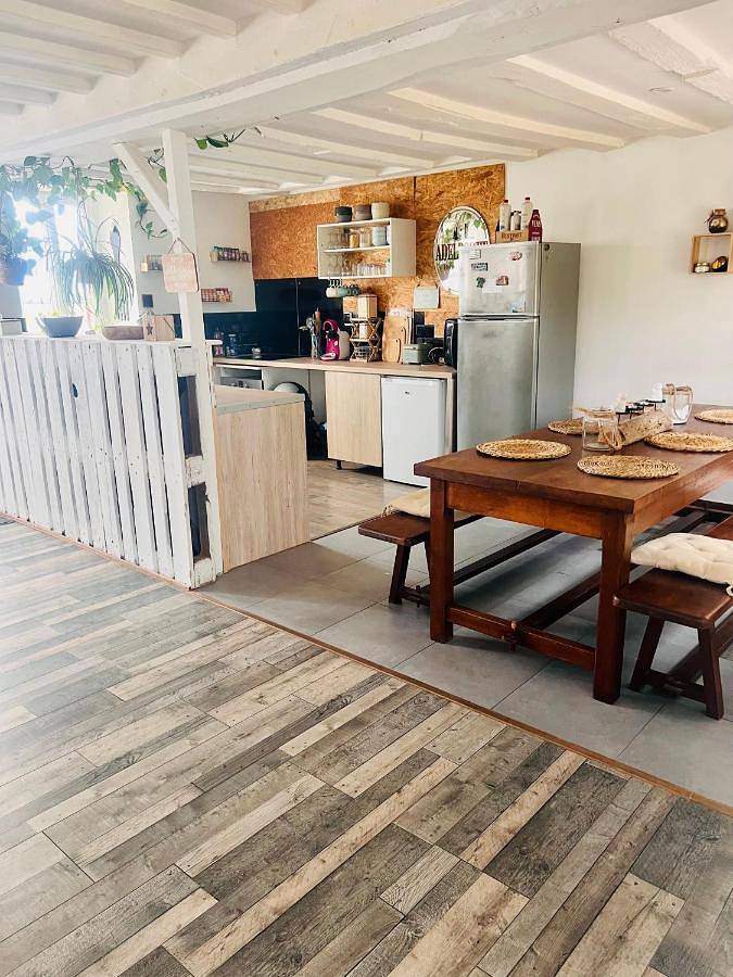 Location de vacances pour 6 personnes, avec terrasse ainsi que vue et jardin, animaux acceptés dans La Chapelle-sur-Aveyron