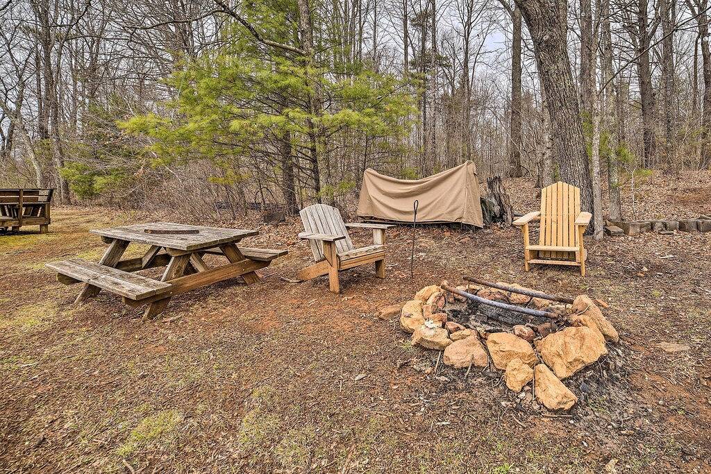 Serene Home: 2 Decks, 3 Mi to Blue Ridge Pkwy in Blue Ridge Parkway, Meadows of Dan