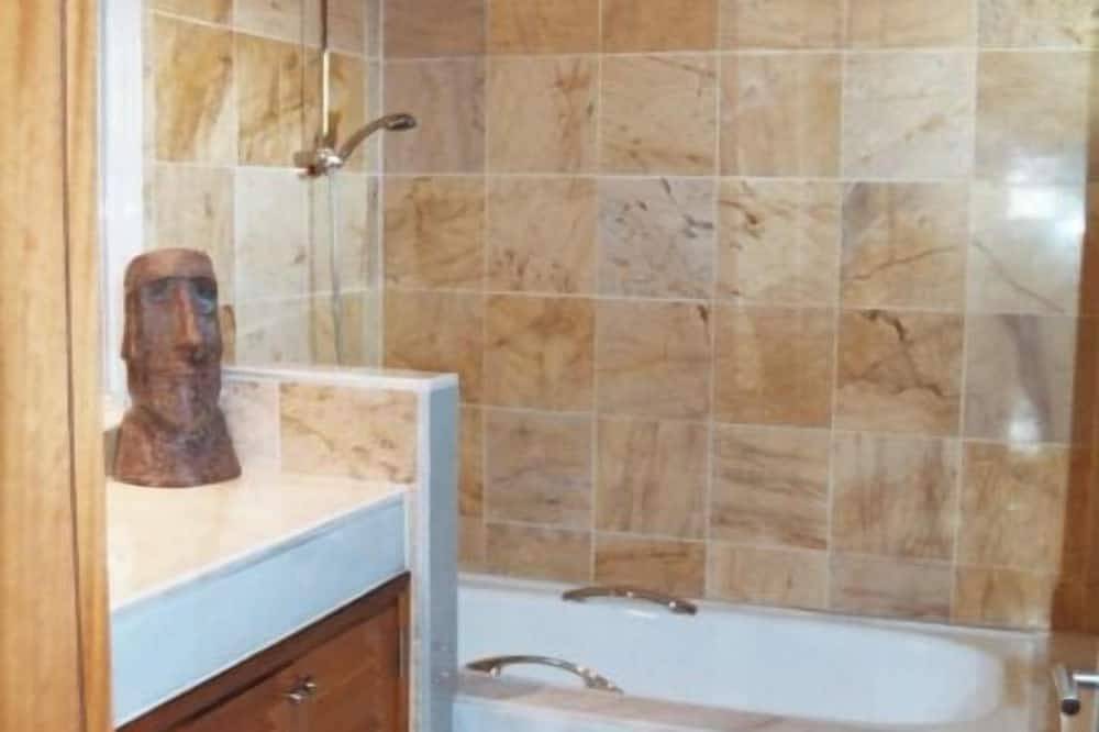 Villa Espaciosa con Piscina Climatizada y Amplio Patio Privado in Playa Blanca, Yaiza