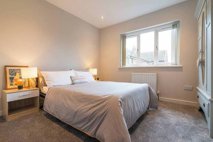 Nouveau, beau 6 chambres Parking gratuit Maison de vacances près de l'aéroport de Manchester in Manchester, Grand Manchester
