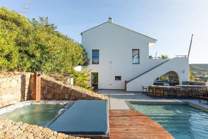 Location de vacances pour 16 personnes, avec vue et jardin ainsi que sauna et piscine, animaux acceptés dans Plage du Ruppione - 2