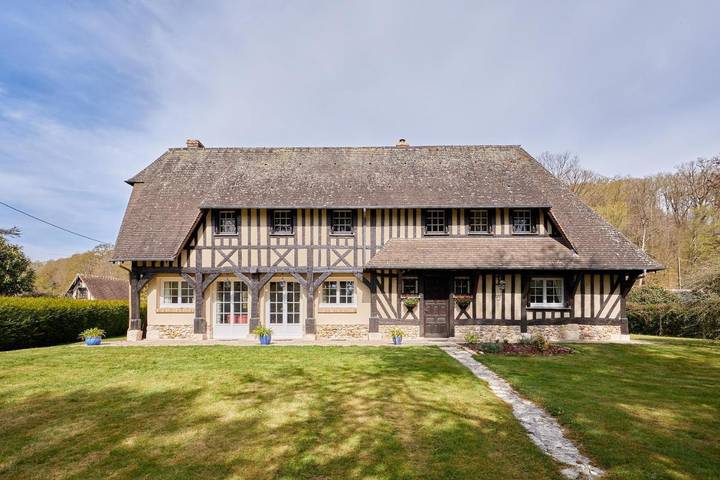 Location de vacances pour 10 personnes, avec terrasse et jardin, animaux acceptés à Beaumont-le-Roger