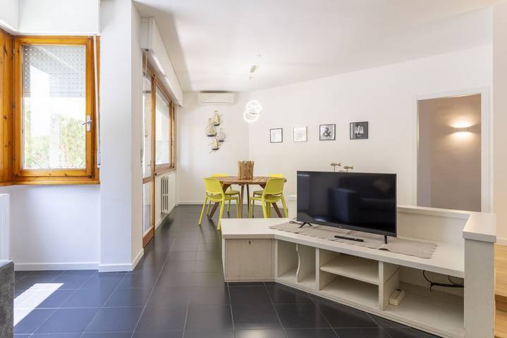 Appartamento intero, Livorno Sea View Flat W/ Balconies near the Beach! in Spiaggia del Felciaio, Livorno
