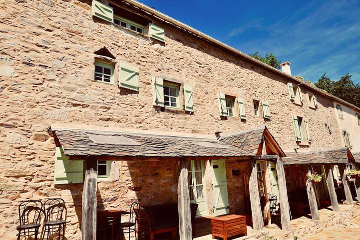 Gîte pour 28 personnes, avec Balcon ainsi que Jardin et Piscine à Riols