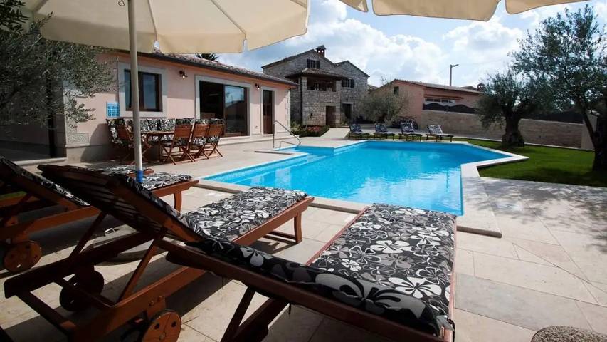 Ferienhaus für 12 Personen, mit Balkon und Pool sowie Whirlpool und Garten