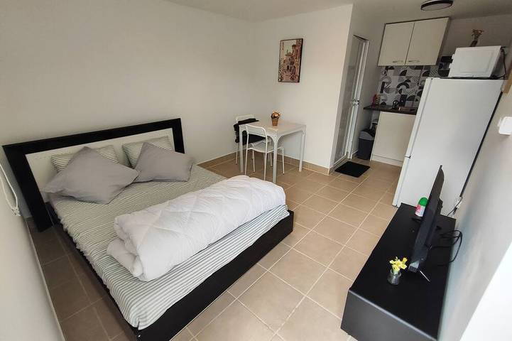 Gîte pour 3 personnes, avec terrasse à Passage