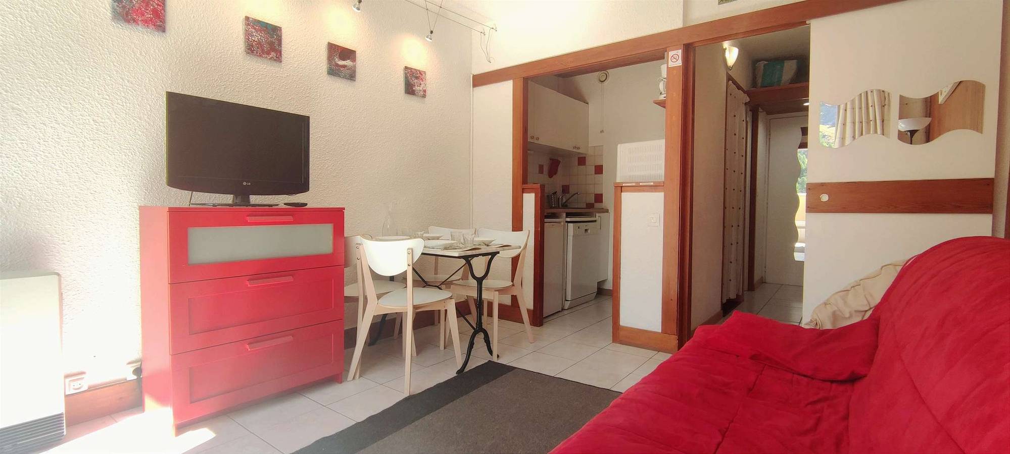 Geheel vakantieappartement, Very bright south facing studio next to the cable car in Isola 2000, Isola