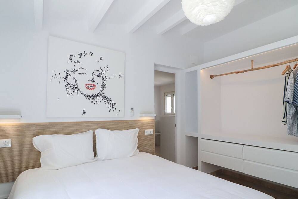 Villa with New large private Heated swimming pool, 3 min. walk to sandy beach in Binibeca, Sant Lluís