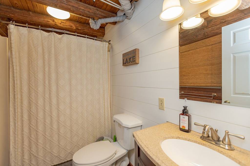 Luxury Lakeside Cabin - A Stone's Throw in Lake Gaston