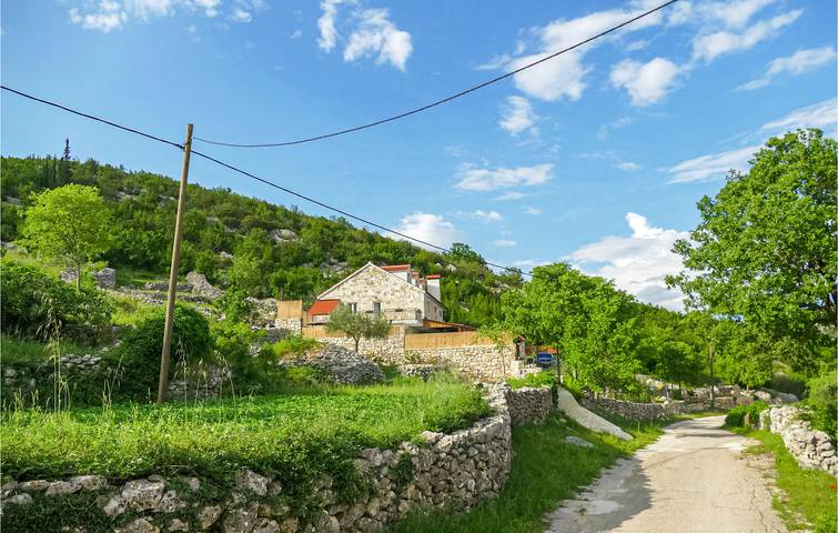 Modernes Apartment mit Pool, Terrasse, Parkplatz und WLAN in Srijane, Dalmatinisches Zagora