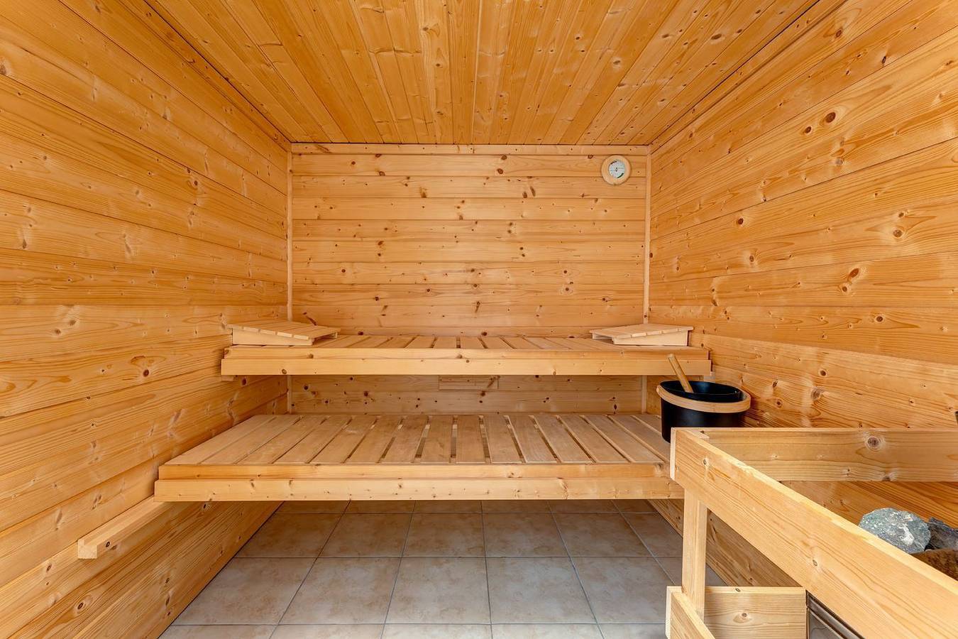 Ferienhaus 300m vom Ostseestrand mit 7 Schlafzimmern, privater Sauna und Kamin. in Koserow, Bernsteinbäder