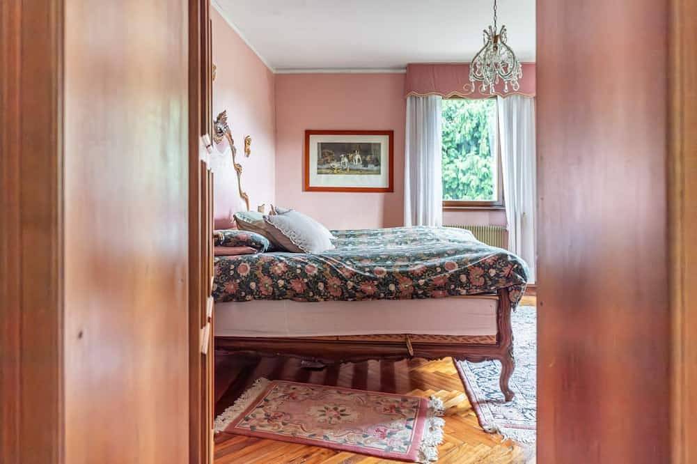 Appartement entier, Elegant 350 sqm apartment for 6 people, located on two levels of a historic 18th century villa. The villa, with fine furnishings and frescoed galleries, will enchant you with its rooms, where history and comfort blend to give you an unforgettable experie in Belluno, Schiara
