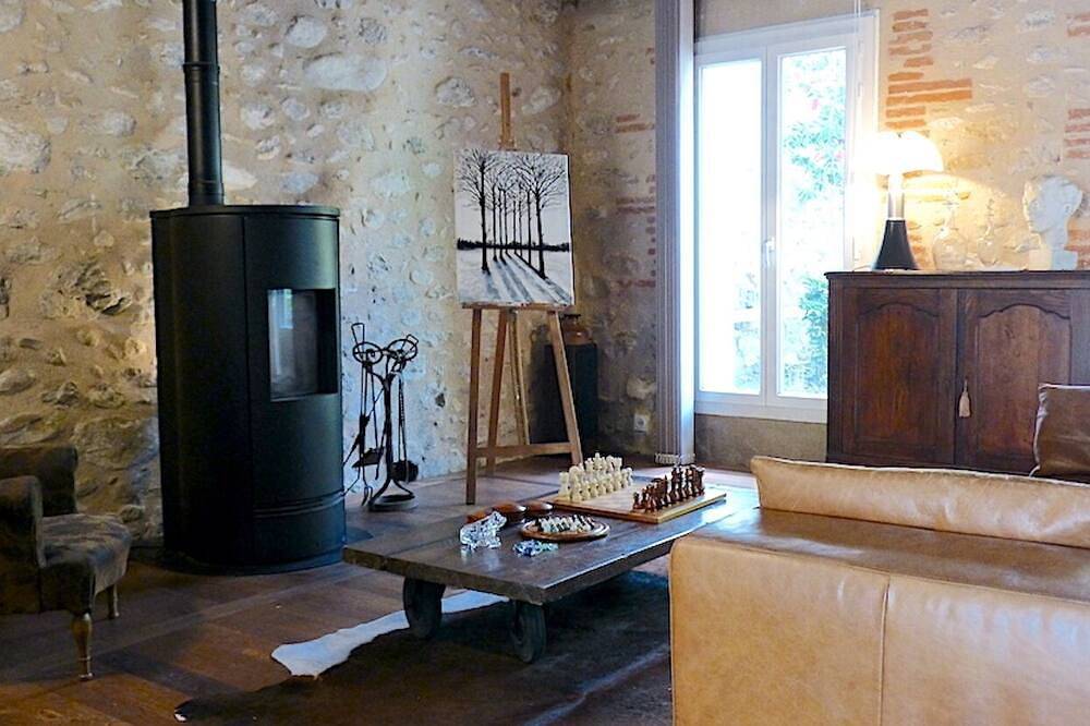 Former wine storehouse opening onto a town garden in the heart of the village. in La Côte Vermeille, Argelès-sur-Mer