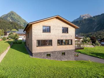 Ferienwohnung für 5 Personen, mit Balkon und Sauna sowie Ausblick, kinderfreundlich in Schoppernau