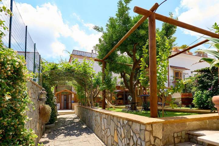 Ferienhaus für 7 Personen, mit Balkon und Terrasse sowie Garten und Ausblick in Meta