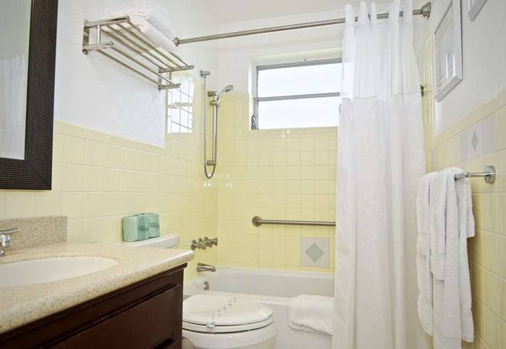 Vacation rental for 6 people, with balcony and pool as well as yard, with pets in Dania Beach