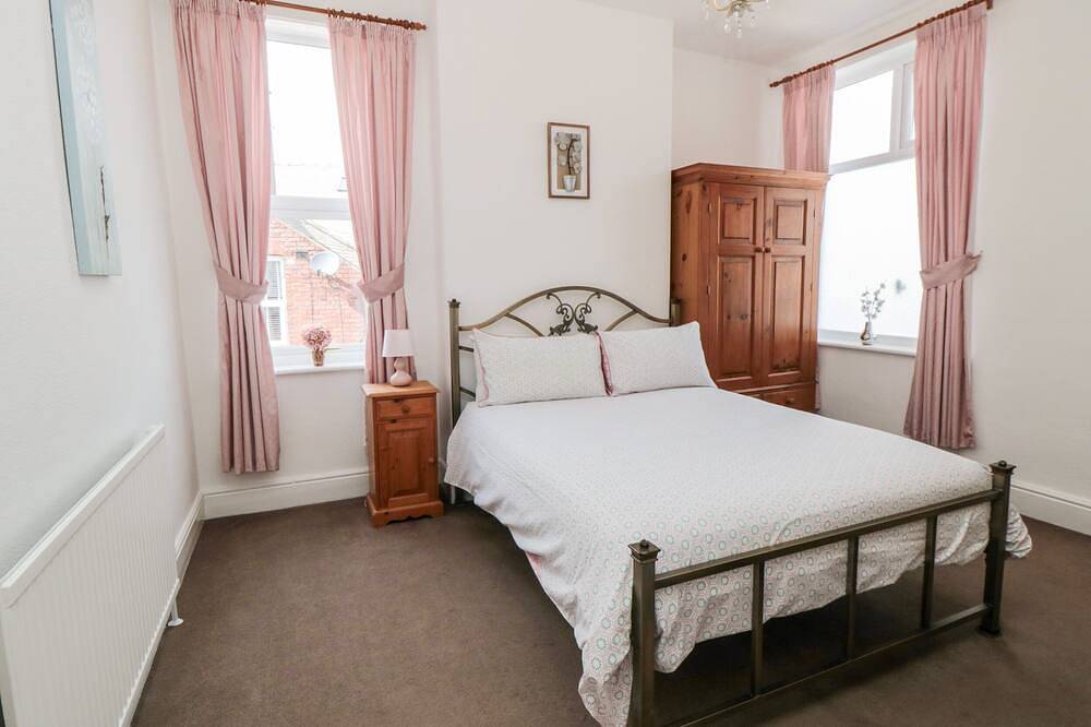 The Robins, pet friendly, country holiday cottage in Filey in Filey, North Yorkshire