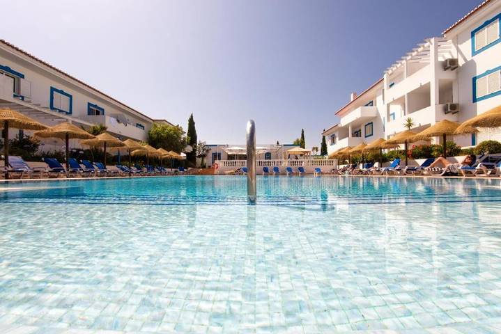 Aparthotel para 4 pessoas, com piscina e jardim e ainda piscina infantil em Lagos