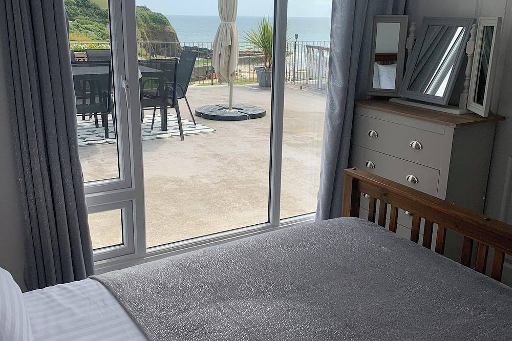 2 bed Villa, Large terrace with breath taking views only 3 minutes to the beach! in Cornwall