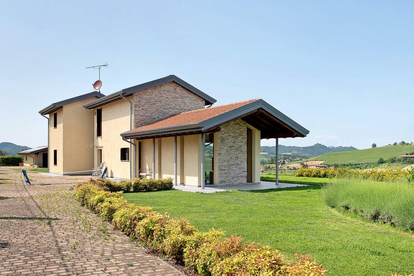 Entire apartment, Apartment 'Ecohouse Tra Le Vigne' with Mountain View, Private Garden and Wi-Fi in Moncalvo, Asti Province