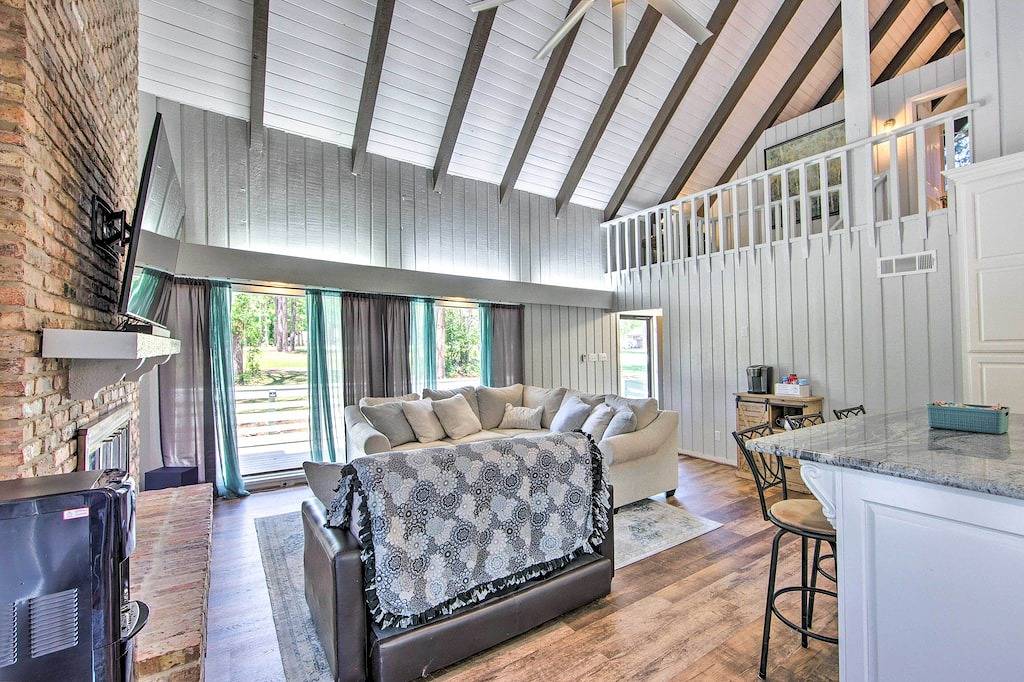 Brookeland Resort Cabin w/ Golf + Lake Access in Sam Rayburn Reservoir