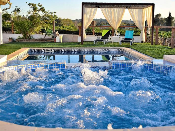 Finca für 4 Personen, mit Whirlpool und Terrasse sowie Garten in Muro