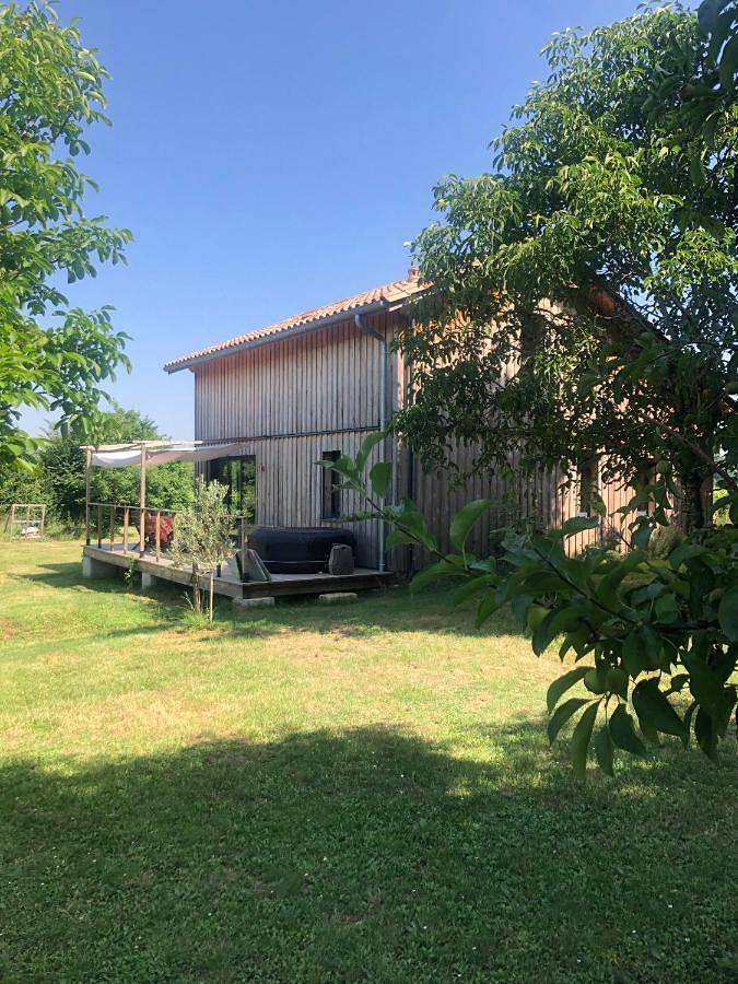 Location de vacances pour 6 personnes, avec Jacuzzi et Terrasse ainsi que Jardin et Vue à Guillac (Gironde)