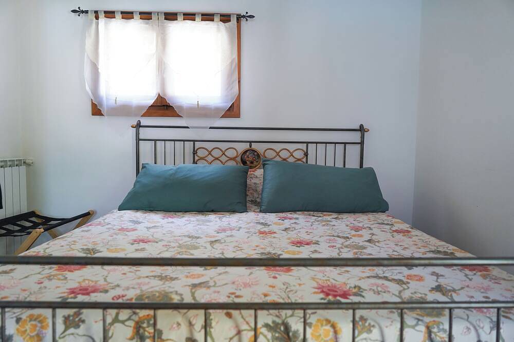 Two Cozy Cottages with Lake and Castle Views in Bracciano, Lac de Bracciano