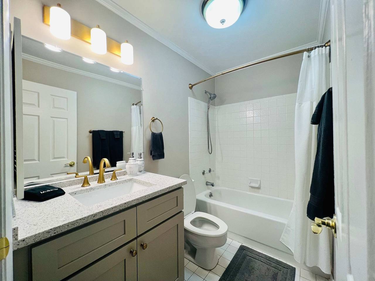 Apartamento entero, Lakefront Condo - King Bed  Full Kitchen in Auburn (AL), Alabama