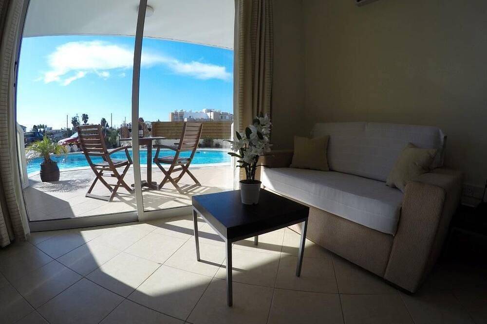 Apartamento entero, Kato Paphos Suites - Gf Studio Apartment. Pool View, Wi-Fi, a/c. Great Location in Pafos, Chipre Sur